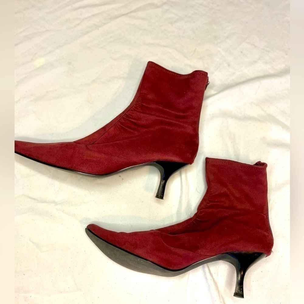 Casual Corner Women’s Luxury Cozy Sexy  Maroon Velvet Heels 2.5 Inch Size 9.5